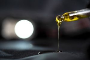 Benefici del siero per il viso all'olio di canapa: Una guida completa per una pelle nutrita e giovane