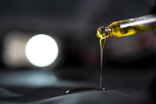 Benefici del siero per il viso all'olio di canapa: Una guida completa per una pelle nutrita e giovane